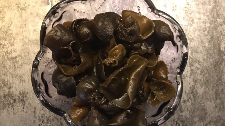 鱼香肉丝,木耳提前泡发,洗净沥干