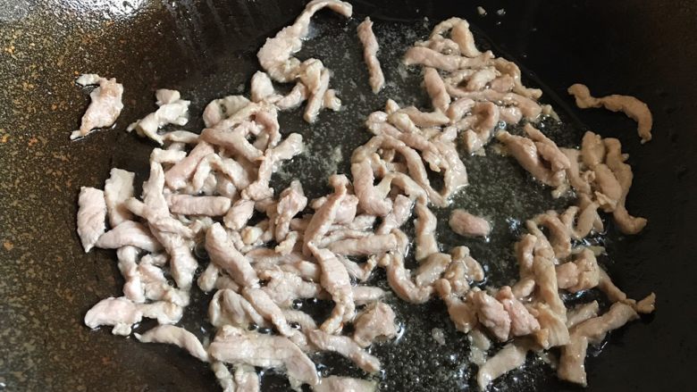 鱼香肉丝,锅烧热倒入适量油,倒入肉丝翻炒均匀至变色后捞起