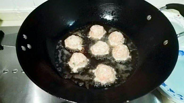 金山银海~秀珍菇肉圆汤,炸到有浅黄色,用锅铲翻个面再炸