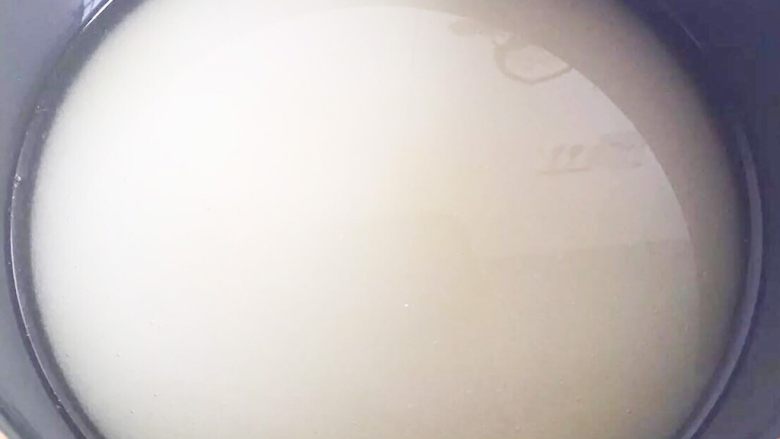自制转化糖浆---月饼必备!,选用厚底的锅!(想不粘锅、不锈钢锅、玻璃的等等……都可以,但不要用铁锅!)
将糖和水加入锅里 大火烧开 期间用木勺或筷子搅拌至砂糖融化
一定要搅开!