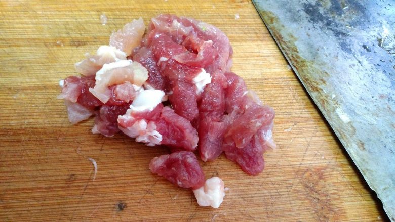 豆角煲仔饭,把<a style='color:red;display:inline-block;' href='/shicai/ 429'>瘦肉</a>洗净,切成肉丁备用。