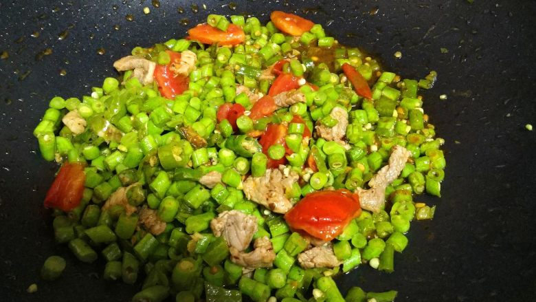 豆角煲仔饭,锅内下入植物油,把青椒的、瘦肉、<a style='color:red;display:inline-block;' href='/shicai/ 3551'>西红柿</a>下锅炒至8成熟备用。