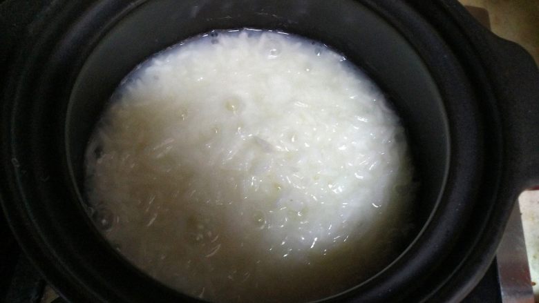豆角煲仔饭,等米饭快煮好时,把火调小,不要搅拌。让米饭慢慢收水。