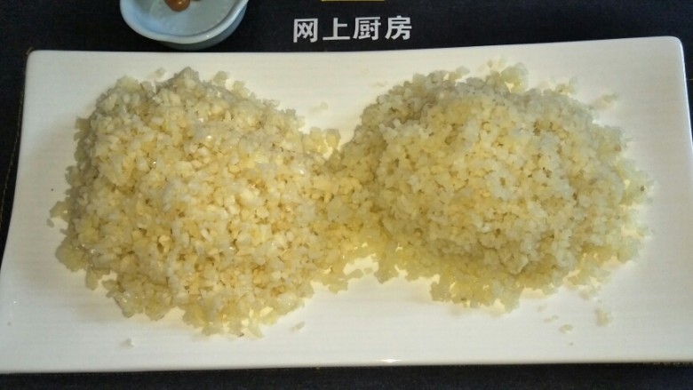 蒜香辣椒酱,姜和蒜分别切成沫,真的是考验刀功和耐心,这一粒粒都是我一点点切出来的。做美食是需要耐心的。