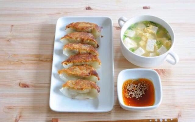好吃的快手煎饺,当然,你也可以淋上自己喜欢的酱汁哦,醋,辣酱,流口水啦!