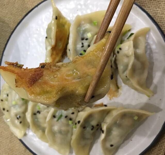好吃的快手煎饺,转小火煎干,完成。脆脆的底部,再也不用出门买那些油腻腻的煎饺啦!