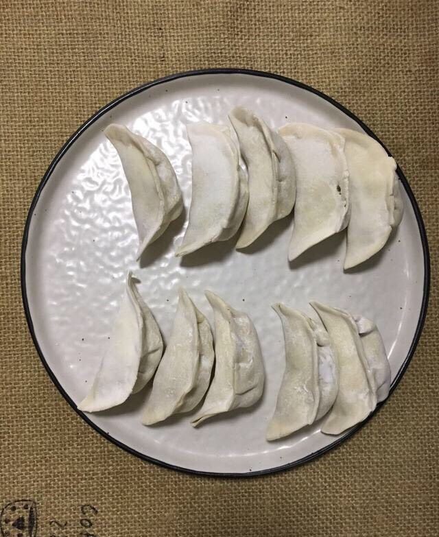 好吃的快手煎饺,拿出主要食材水饺,新鲜的,冷冻的都可以。我这个眼尖的你看出来是冷冻啦!