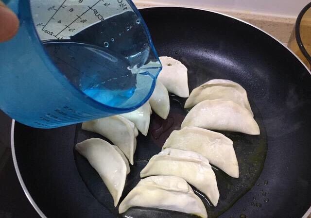好吃的快手煎饺,平底锅抹油(多少自己定,想吃脆一点就多放油),饺子平铺码好;