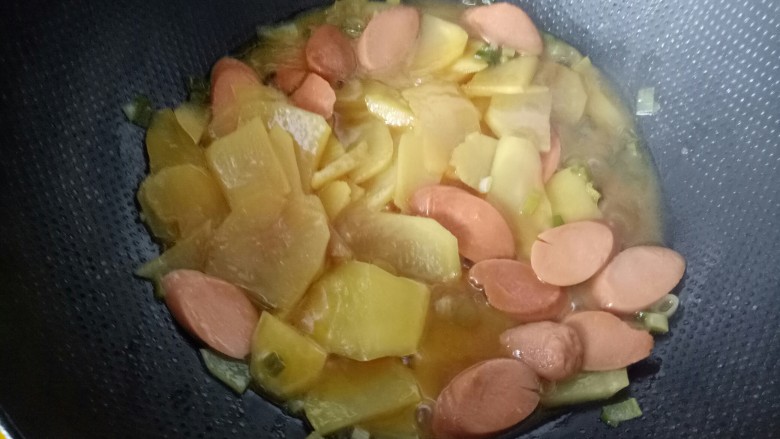 火腿肠炖土豆,炖12分钟左右,炖好的状态。