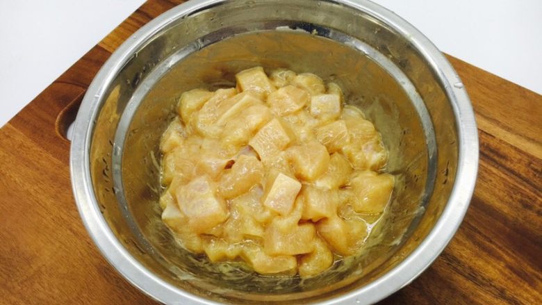 宫保鸡丁,鸡肉丁里放入少许盐,白胡椒粉,料酒,淀粉,把它们和匀,抓出粘性,最后再放少许油,搅拌均匀。