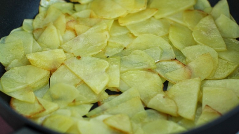 孜然洋葱土豆片,锅中倒适量食用油烧热后,放入土豆片小火煎炒