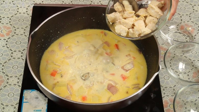 土豆咖喱鸡,加入之前炒好的鸡肉，继续焖煮。