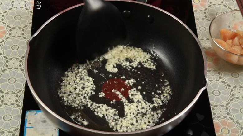 土豆咖喱鸡,不粘锅中加入适量的油,加入蒜末,小火炒出香味。