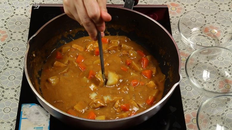 土豆咖喱鸡,煮至用筷子能轻松的夹断土豆块,软烂程度刚好,起锅前根据个人口味加入适量的盐调味,就可以关火了。
