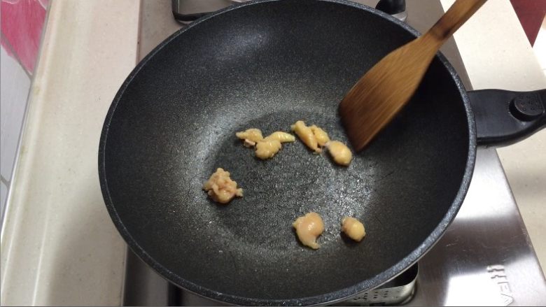 销魂辣子鸡,锅中倒入鸡内脂肪炸香