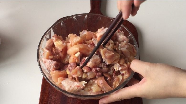 销魂辣子鸡,加入姜片姜,拌匀腌制30分钟以上