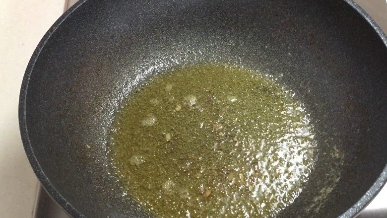销魂辣子鸡,锅中留少许油