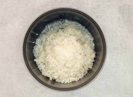 复刻电影美食:《小森林》核桃饭团,约200g<a style='color:red;display:inline-block;' href='/shicai/ 492'>大米</a>放入电饭锅中。