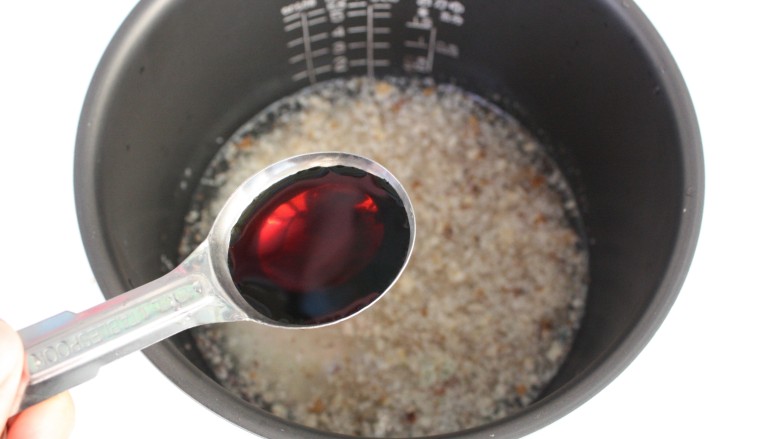 复刻电影美食:《小森林》核桃饭团,加入一汤匙(约15ml)<a style='color:red;display:inline-block;' href='/shicai/ 788'>生抽</a>。