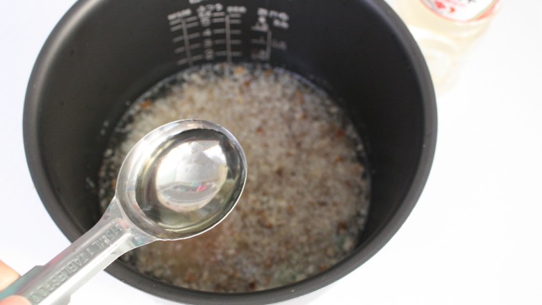 复刻电影美食:《小森林》核桃饭团,再加一汤匙(约15ml)味淋,搅拌均匀后启动煮饭程序。
