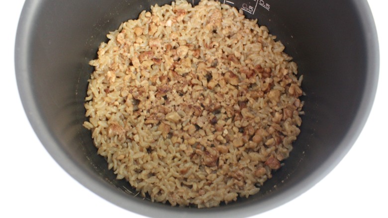 复刻电影美食:《小森林》核桃饭团,等一个煮饭程序结束,核桃饭就做好了。