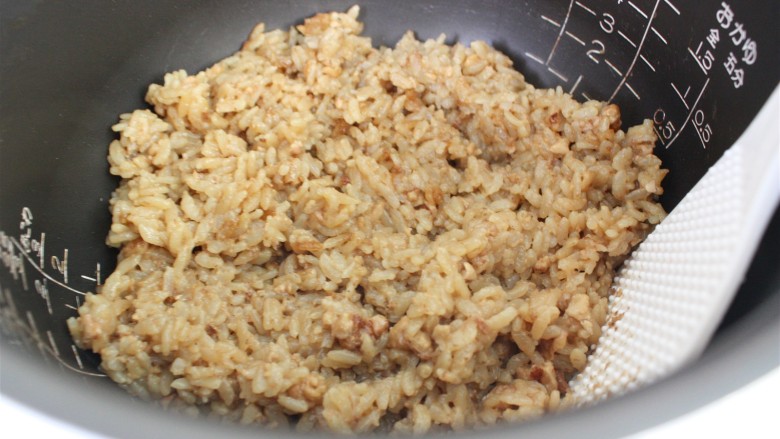 复刻电影美食:《小森林》核桃饭团,把米饭拌匀,静置晾凉。