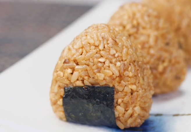复刻电影美食:《小森林》核桃饭团,贴上<a style='color:red;display:inline-block;' href='/shicai/ 73872'>海苔片</a>会更美观漂亮,也方便拿取。
