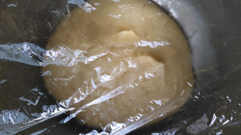 广式月饼—豆沙蛋黄月饼,揉成团,盖保鲜膜,放冰箱冷藏1小时