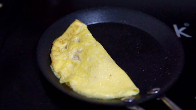 鸡蛋蛋饺,用筷子掀起一侧的蛋皮包过来,贴合在一起即可