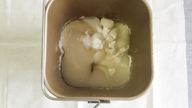 蛋黄千层酥,将油皮部分的所以材料放到面包桶里和面,我的机器一次和面是20分钟,我一共和面两次用了40分钟,把面和到完全扩展阶段,没用机器的朋友只能手揉。