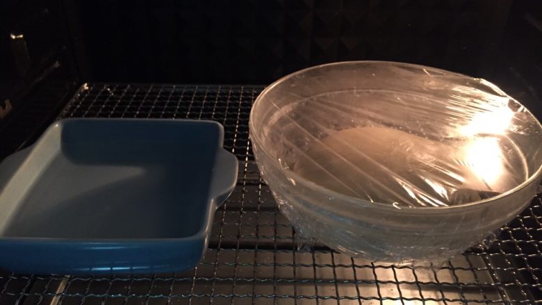 蛋黄千层酥,揉好的面团盖保鲜膜密封放温暖湿润处醒发,我是放到了烤箱里,没有调温度,因为烤箱比较封闭,旁边放了一碗温<a style='color:red;display:inline-block;' href='/shicai/ 156925'>水</a>。