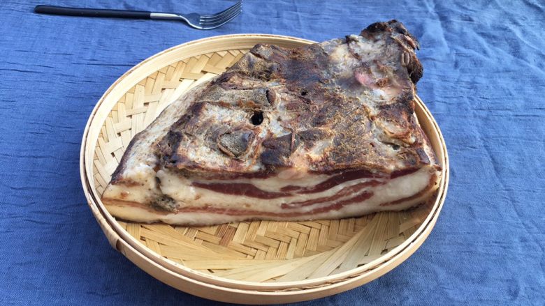 土豆腊肉焖饭,好几天没有时间做饭了，今天打开冰箱看到从老家带回来的腊肉，想起好久没有吃土豆腊肉焖饭了，今天就是你了😄