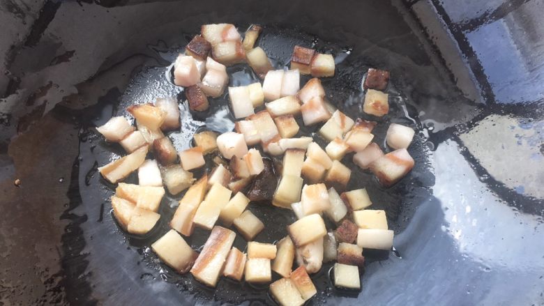 土豆腊肉焖饭,锅烧热下肥腊肉丁翻炒出油，尽管我挑最瘦的那块腊肉，还是看到那么肥😂建议做腊肉焖饭，用肥瘦都有的腊肉融合米饭才香。