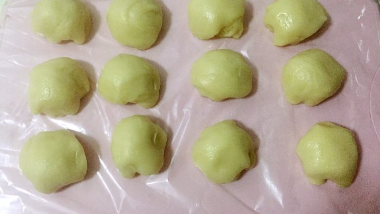 蛋黄千层酥,将油皮取出平均分成12个待用,一定用保鲜膜包严,防止皮干。