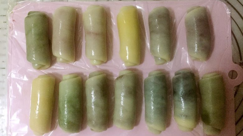 蛋黄千层酥,从上至下卷成卷,全部卷好盖保鲜膜醒20分钟。
