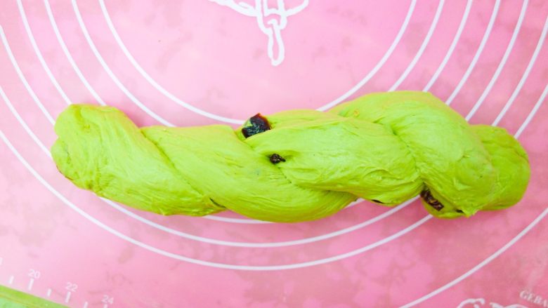 大麦若叶蔓越莓软欧(无糖无油),可以两条旋转在一起
