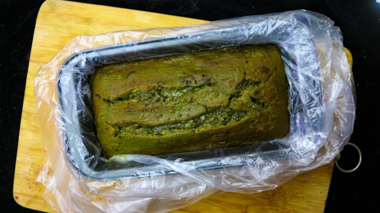 抹茶奥利奥磅蛋糕,冷却前刷在表面上,放凉包好保鲜膜入冰箱冷藏一到两周都没问题,吃前回温