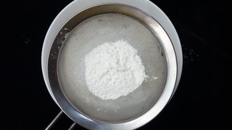 奥利奥芒果双拼千层盒子,加入所有粉类(低粉、糖粉、玉米淀粉)搅拌均匀