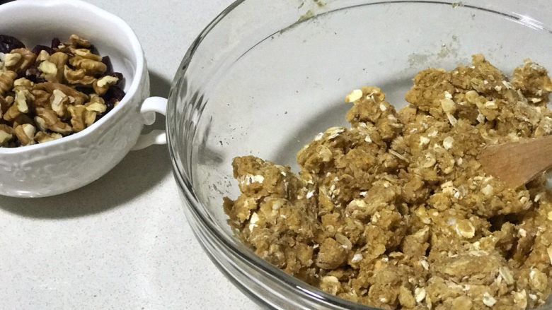 燕麥堅果意式脆餅,混合以後面團稍稍會有一點乾,如果太乾的話可以加一點點牛奶