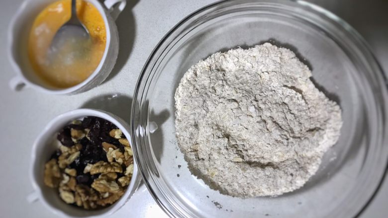 燕麥堅果意式脆餅,濕七性材料放到一個小碗里混合,準備好堅果和果乾