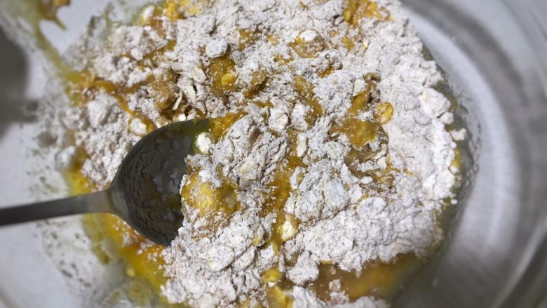 燕麥堅果意式脆餅,預熱烤箱175度,然後將濕性材料和乾性材料混合