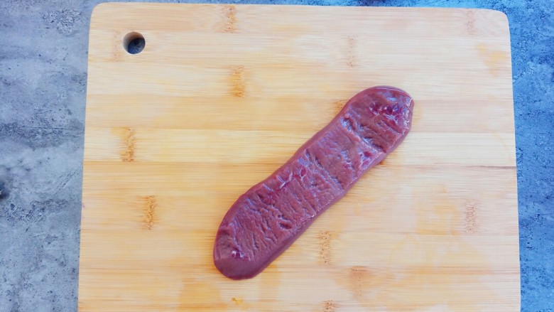 爆炒腰花,轻轻的把猪腰中间白色的东西去掉,这一步比较麻烦,但是必须要弄干净,不然会有膻味