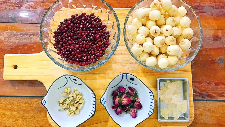 养生养颜之仙女羹(红豆莲子茉莉玫瑰花羹),首先我们准备好所有食材!
如果你没有<a style='color:red;display:inline-block;' href='/shicai/ 105296'>鲜莲子</a>,可以用干莲子,具体请看最下面的小贴士!
