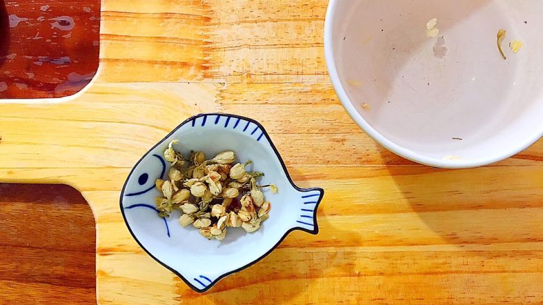 养生养颜之仙女羹(红豆莲子茉莉玫瑰花羹),同样,茉莉花也用凉开水稍微洗一下,沥干水分,备用!