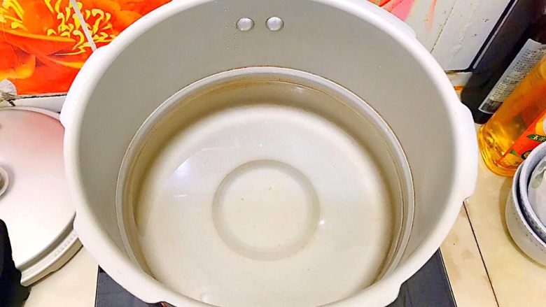 养生养颜之仙女羹(红豆莲子茉莉玫瑰花羹),高压锅内装三分之一的水!
如果你喜欢喝多一点汤,可以适量加多一点水!