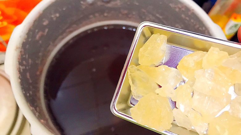 养生养颜之仙女羹(红豆莲子茉莉玫瑰花羹),20分钟之后熄火!
待气阀降落,可以打开锅盖的时候,就加入<a style='color:red;display:inline-block;' href='/shicai/ 130180'>黄冰糖</a>!