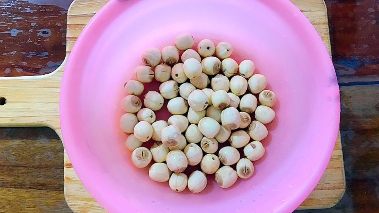 养生养颜之仙女羹(红豆莲子茉莉玫瑰花羹),处理好的鲜莲子用水清洗干净,沥干水分,备用!