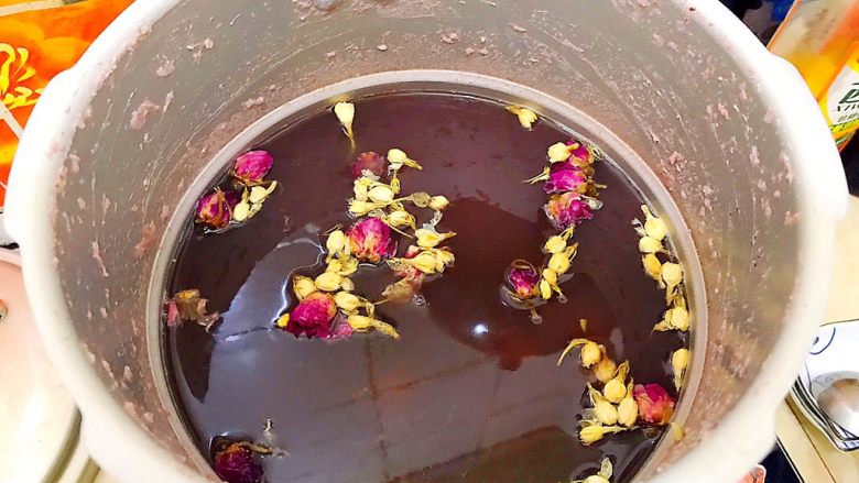 养生养颜之仙女羹(红豆莲子茉莉玫瑰花羹),搅拌一下,再中火煮五分钟!