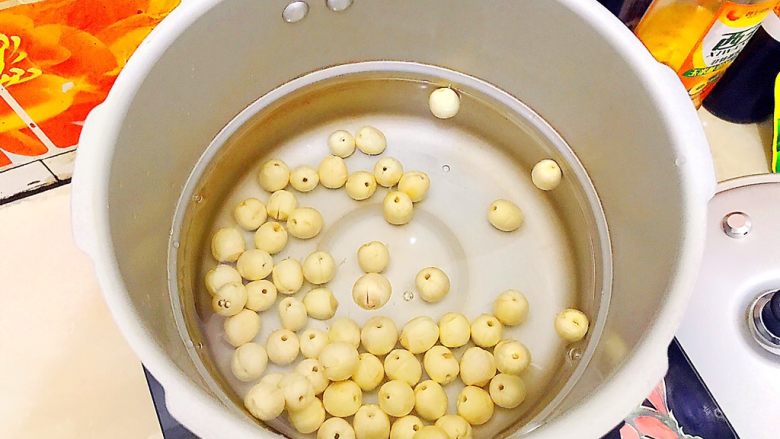 养生养颜之仙女羹(红豆莲子茉莉玫瑰花羹),放入鲜莲子!