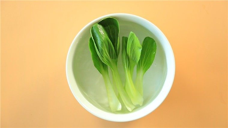 香菇油菜碎碎面,<a style='color:red;display:inline-block;' href='/shicai/ 115'>油菜</a>盐水浸泡半小时 。
ps:这一步可以有效的去掉蔬菜中的有害物质。